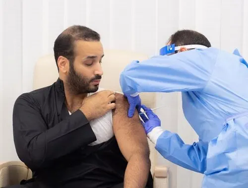 1218 إصابة “كورونا” خلال أسبوع.. وولي العهد يعزز الثقة في اللقاح