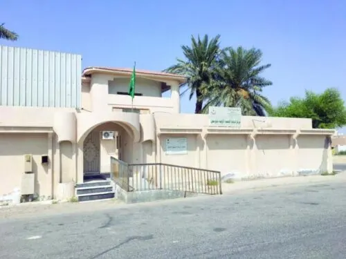 ورقة صغيرة تُحرم 5 آلاف مواطن في أبو معن من العلاج.. وتكبدهم عناء قطع 12 كيلومتراً