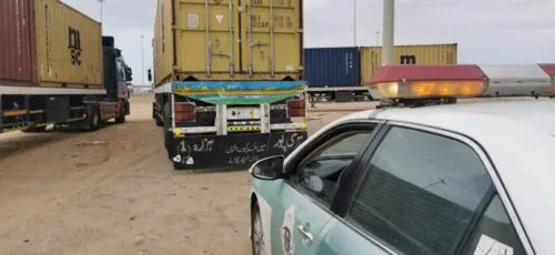 “المرور” يتصدى لشاحنة “متهورة” تسير بسرعة جنونية