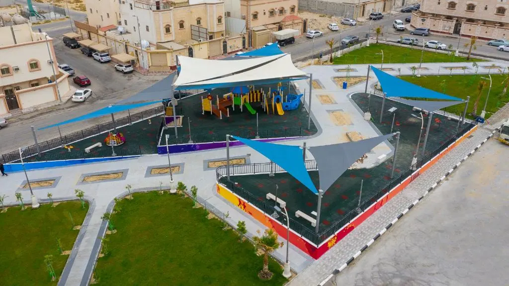 عزيرة ورفاقها ورفيقاتها يرسمون “ملامح وطن”.. والبداية من جدران “طيبة” الدمام