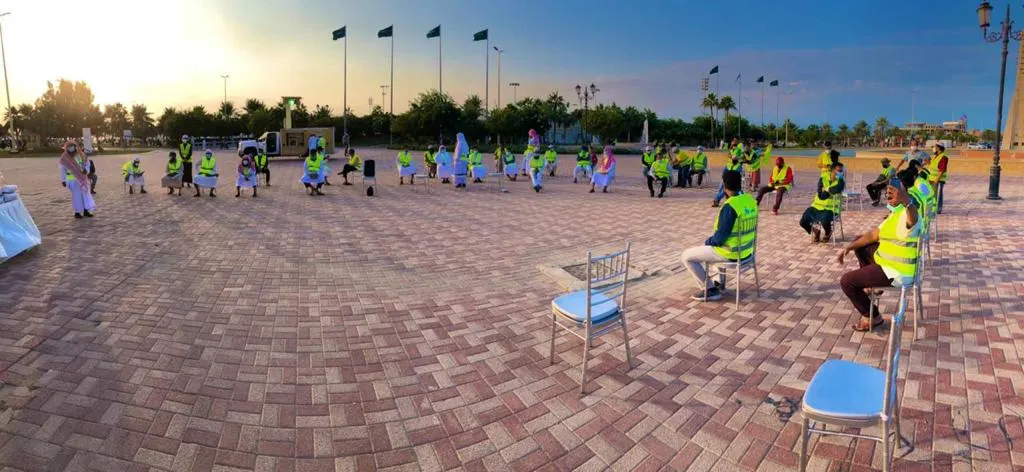 80 مواطناً ومقيماً يتطوعون لتنظيف الواجهة البحرية في الدمام