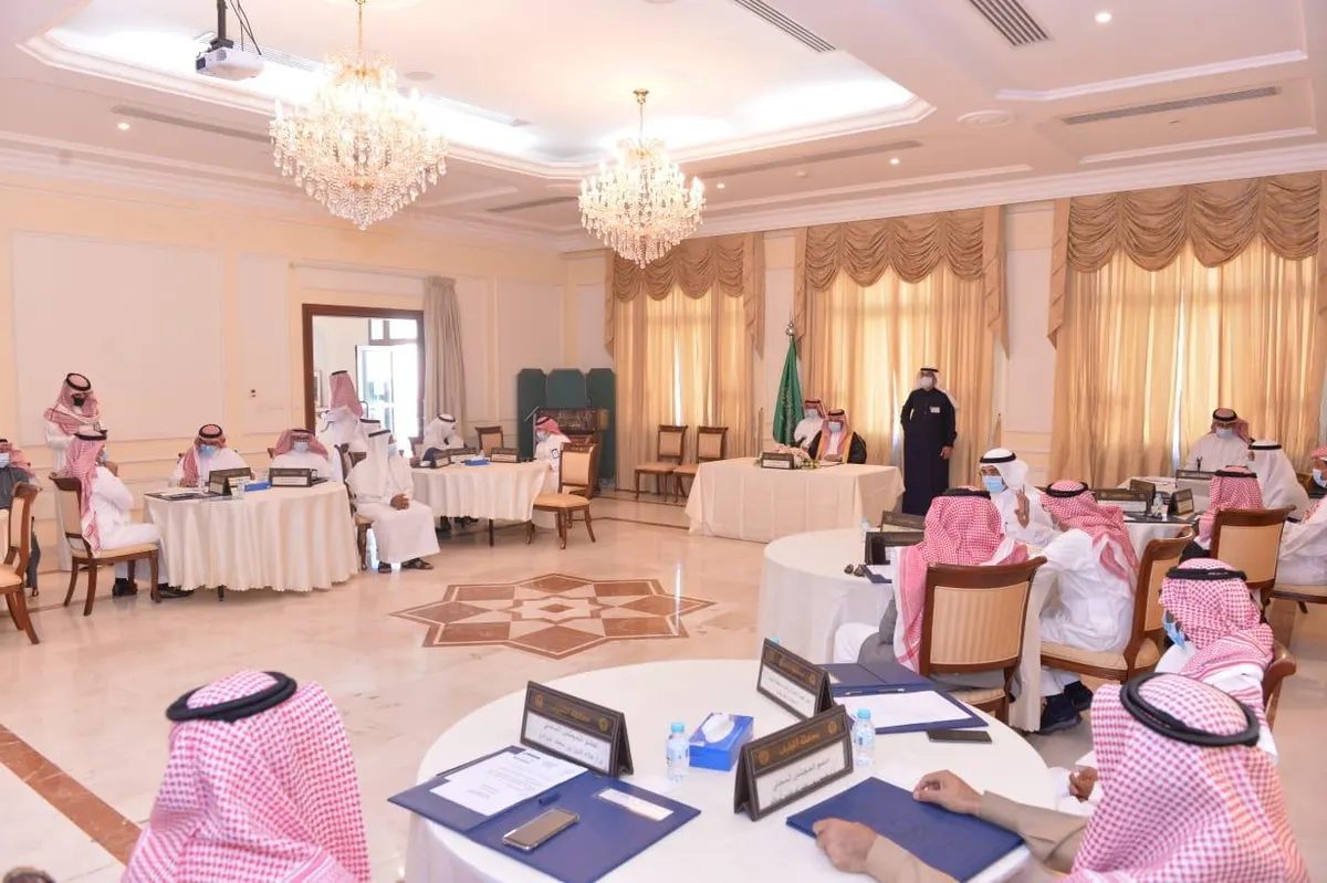 محافظ القطيف يدعو إلى إيجاد حلول مناسبة لتجاوز تعثر المشاريع