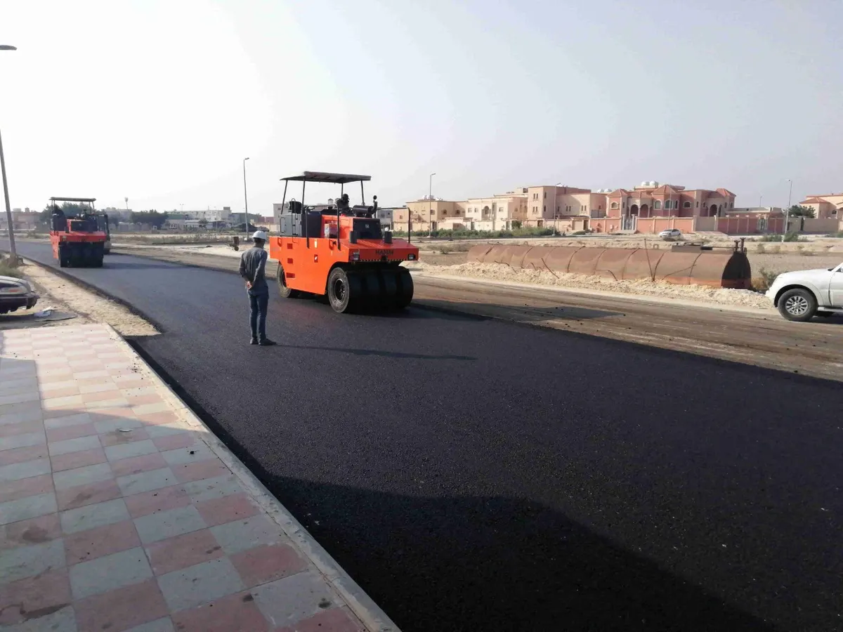 رئيس بلدية الخفجي يشرف على أعمال سفلتة حي الورود