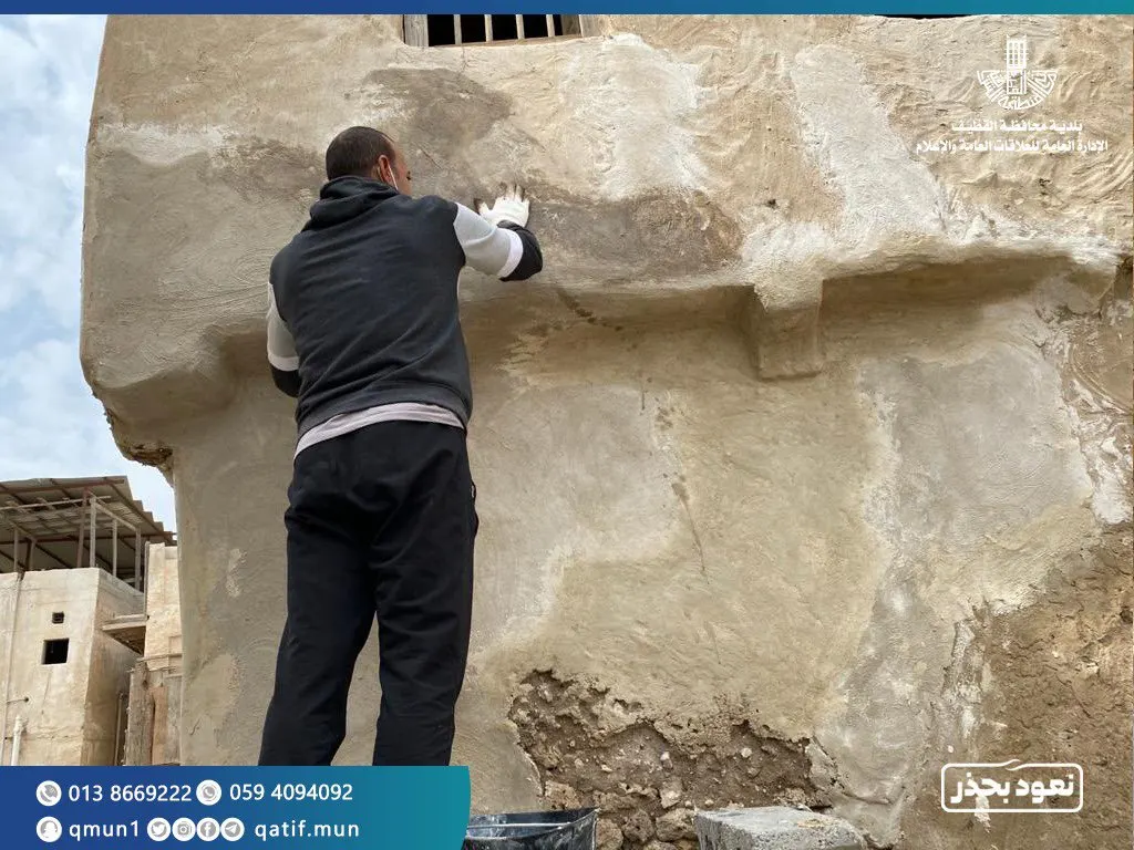 [صور] منازل تاروت الأثرية تخضع إلى التأهيل