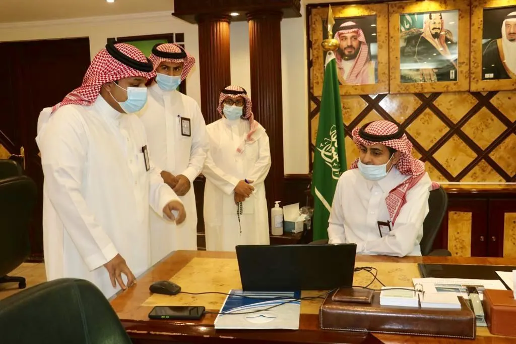 مدير تعليم الشرقية يعود طالباً ويحضر حصة في “إجادة التعليمي”