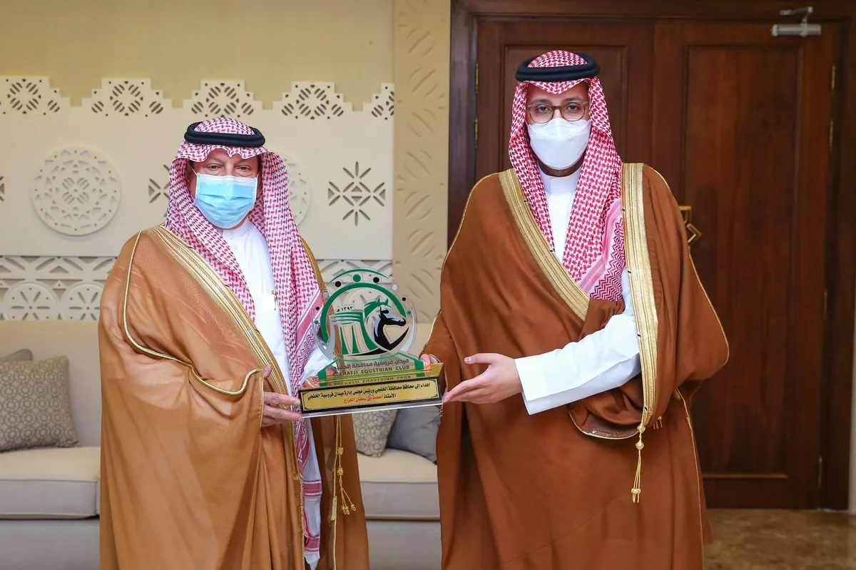 نائب أمير الشرقية يكرم فريق موسم الفروسية في الخفجي