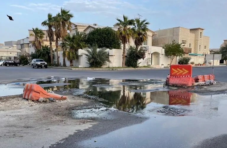 إلى مؤسسة الري والبلدية والمياه.. مشكلة مياه مستمرة منذ شهرين في حي النور بسيهات