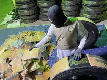مهربون يخفون 11 مليون حبة مُخدرة في شحنة إطارات