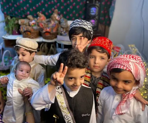 ناصفة الليل.. الأنوار تضيء بيوت القطيف والأطفال يواصلون البحث عن الهدايا