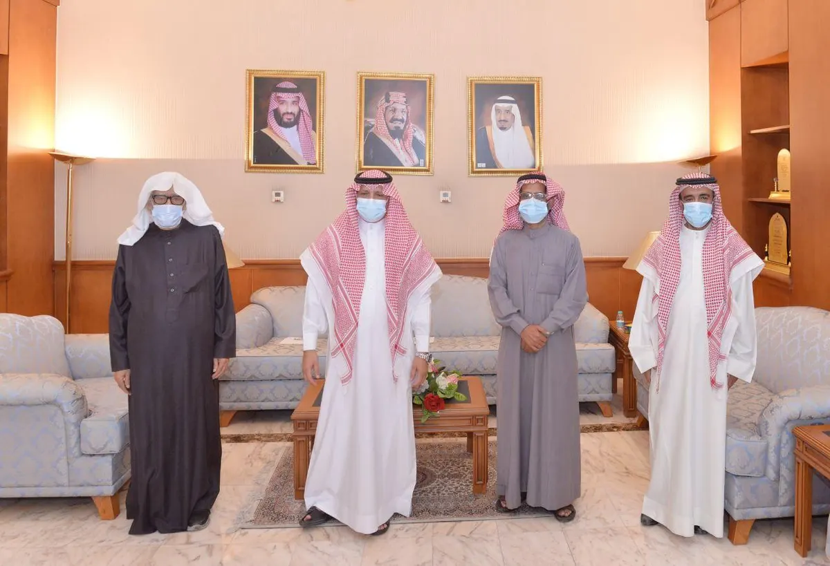 محافظ القطيف يستقبل الشاعر العوامي وصحيفة “صُبرة”
