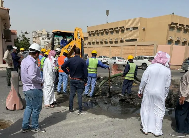 تجاوباً مع المواطن السنبسي.. 3 جهات تتعامل مع طفح مياه “نور” سيهات