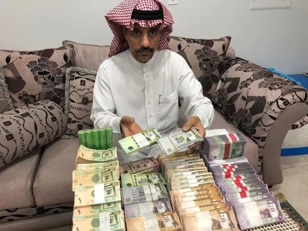 “يديدة” و “تتقرْطَعْ”.. متلازمة “فكّة العيد” تتحكّم في علي الملا منذ 30 سنة