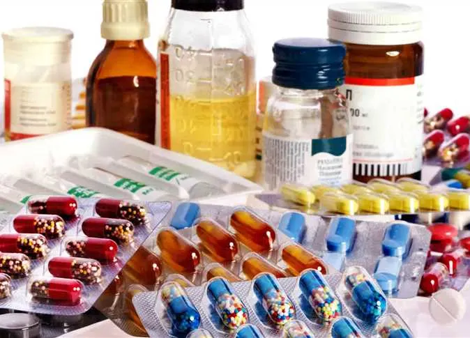 أدوية ومبيدات ومستحضرات تجميل مُخزنة في غرف النوم