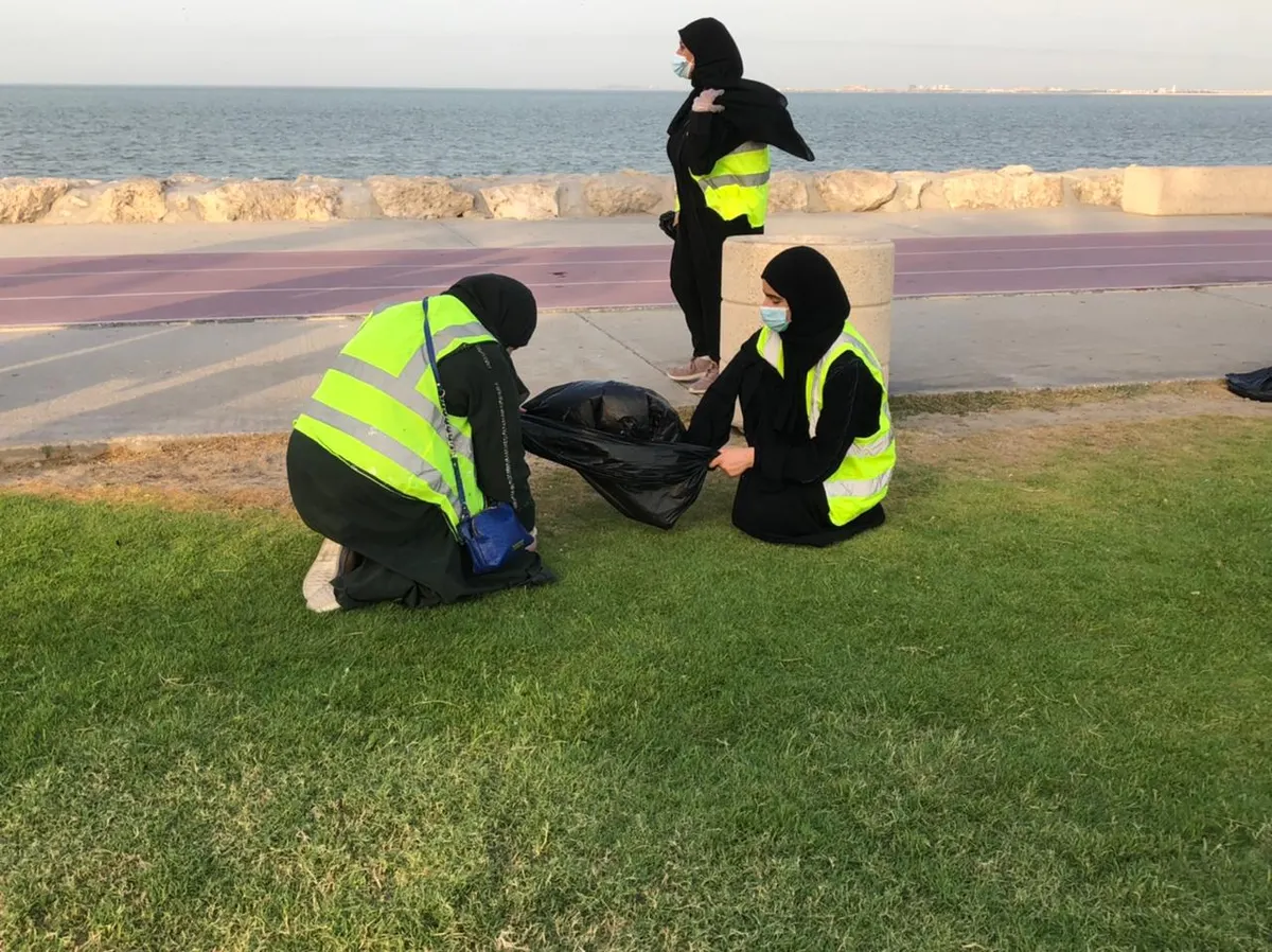 [صور] في “يوم البيئة”.. “غدير سيهات” نظيف بسواعد أبناء المدينة وبناتها