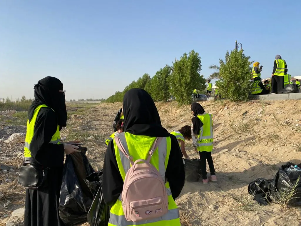 بعد تاروت ودارين.. شباب صفوى وبناتها ينظفون “الديرة” وجاوان