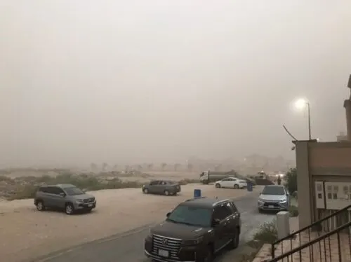 “الغبار” يكتم على القطيف.. انقشع وسرعان ما عاد