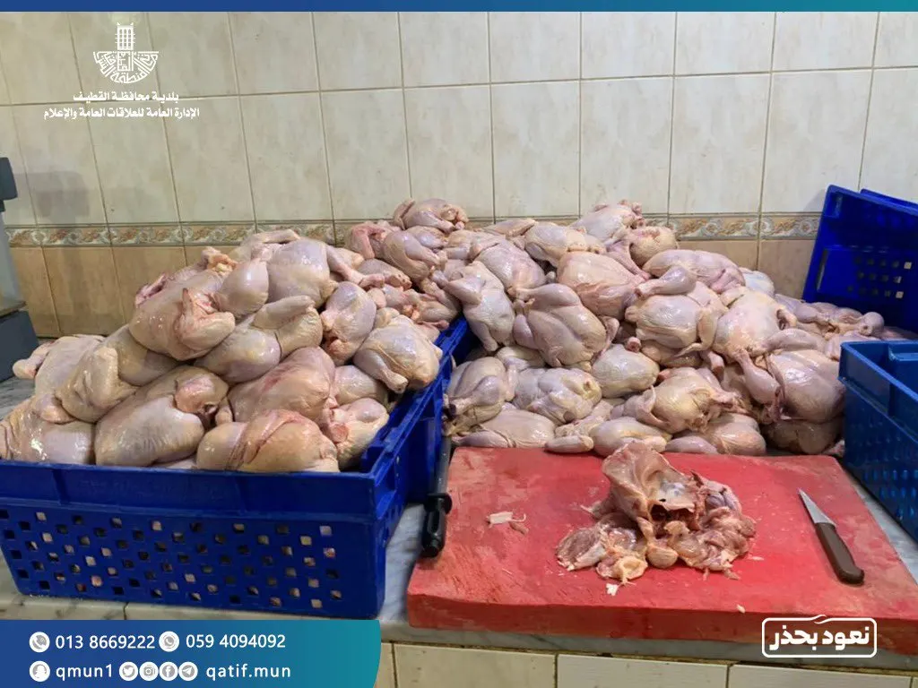 تاروت.. مداهمة منتصف الليل تُوقع بعصابة غش الدجاج المُجمد