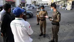 “خمسيني” ينتحل صفة رجل أمن لسلب العمال في شوارع الرياض