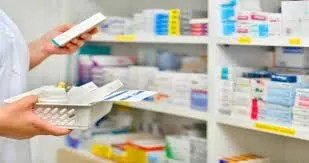 لص الصيدليات يسرق 15 ألف ريال.. ويعتدي على مواطن بسلاح أبيض