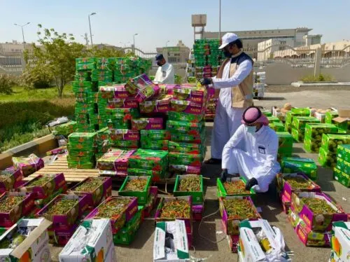 باعة يعرضون 7 أطنان فواكه تالفة في سوق الدمام