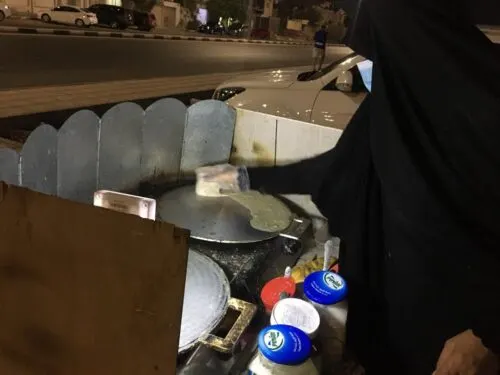 مكية «غناتية» تخبز «التاوة» بحنان.. في مكان «صاد»