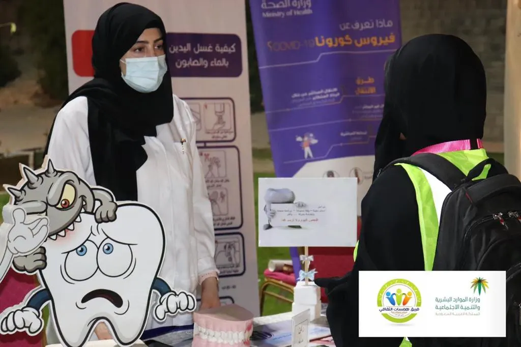“همسات” يمزج الفن بالصحة في 70 ركناً و60 لوحة تشكيلية