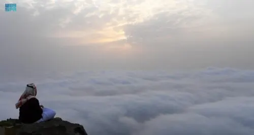 في عسير.. يصطادون السحب الشاردة بالأيدي