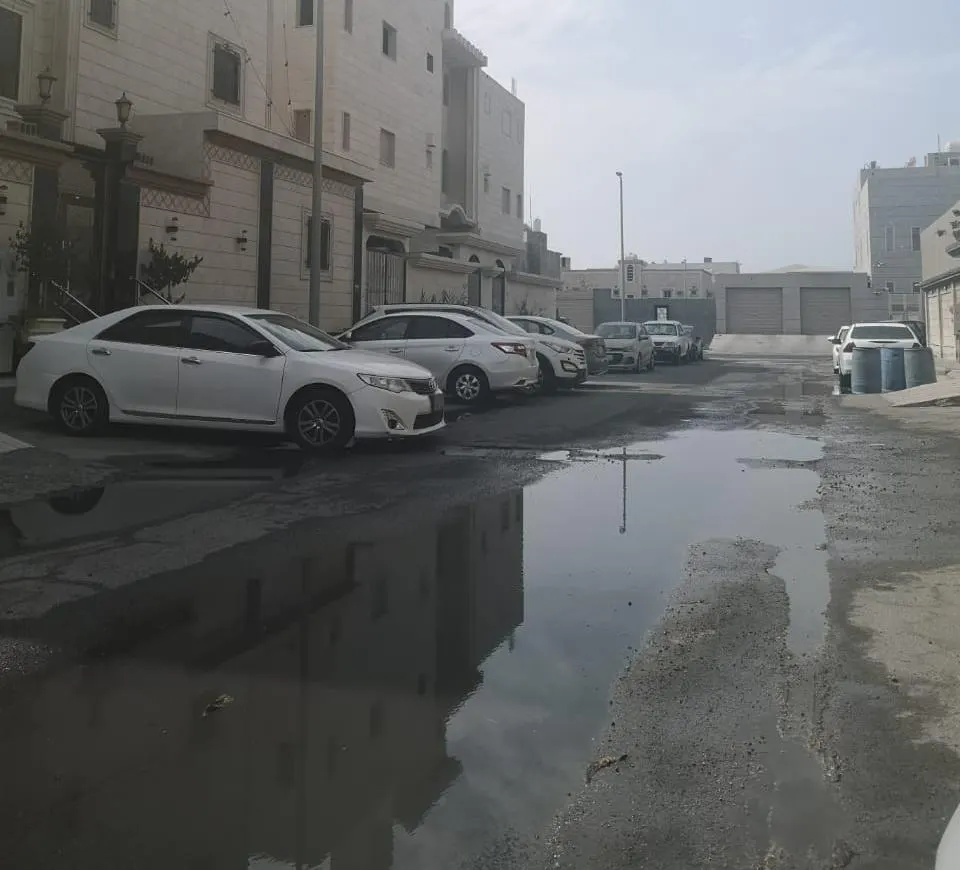 في القطيف.. حي “المُروج” لا يشمّ إلا روائح الصرف الصحي…!
