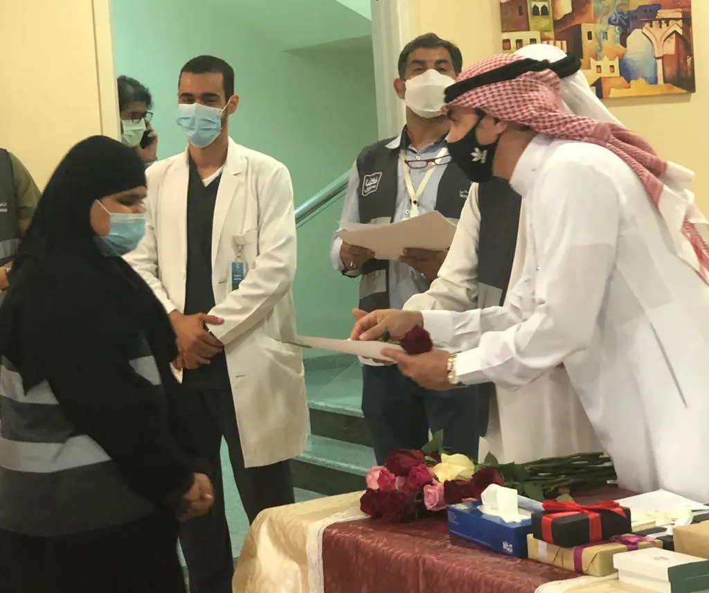 مستشفى الأمير محمد يُكرم 13 متطوعاً ساهموا في تنظيم الحصول على لقاح “كورونا”