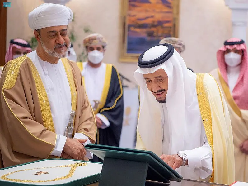 أرفع وسام عُماني لخادم الحرمين.. وقلادة الملك عبدالعزيز للسُلطان هيثم