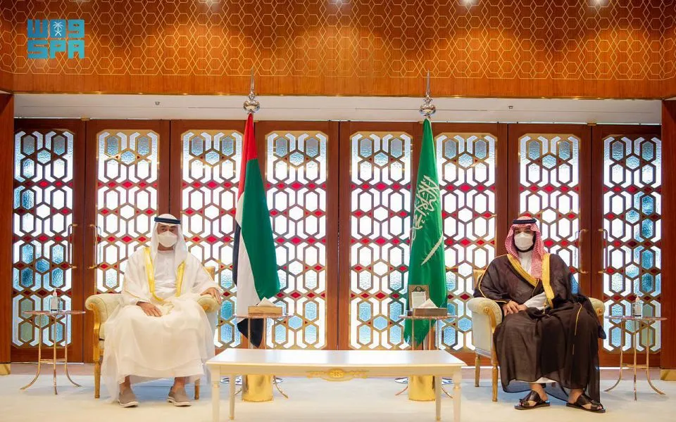ولي العهد يستعرض مستجدات الأوضاع الإقليمية والدولية مع محمد بن زايد