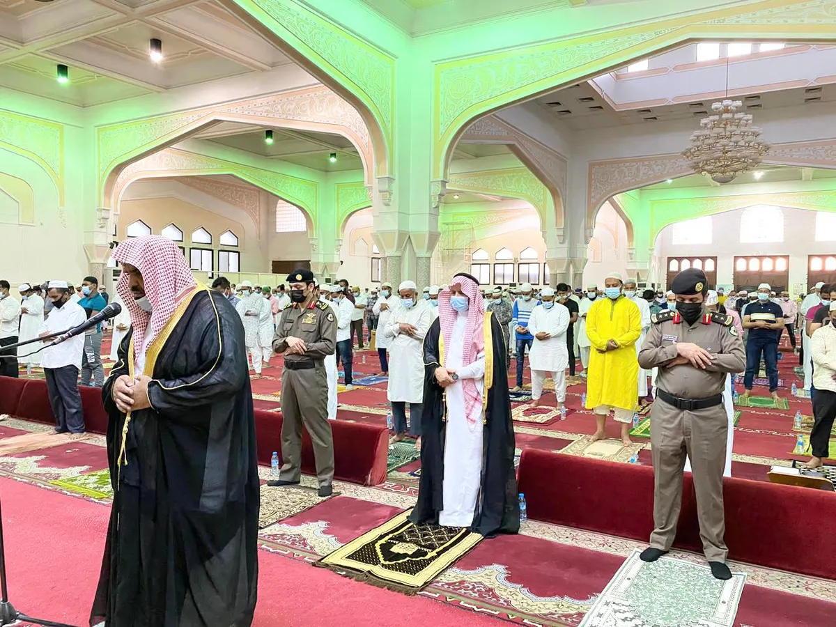 محافظ القطيف ورؤساء المراكز يؤدون صلاة العيد