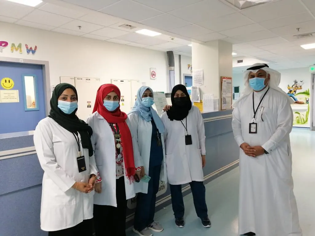 بالهدايا والتبريكات.. مُعايدة منومي “القطيف المركزي”