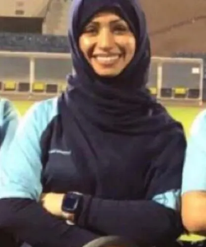 ندى غريب حكم كرة قدم.. بكروت حمراء وصفراء وصفارة