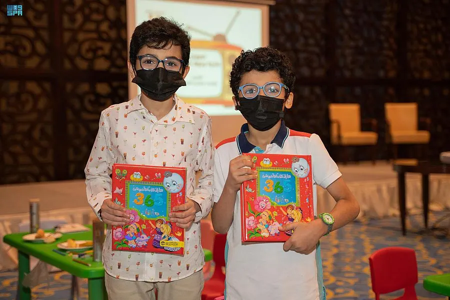 حقيبة مدرسية وكتب وألوان وألعاب إلكترونية في “أسبوع الطفل”