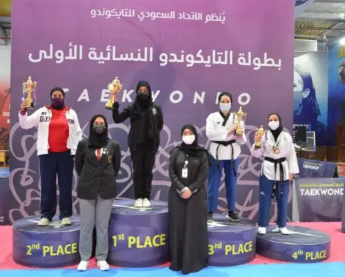 قديحي صدره مرصع بالميداليات يشرف على أول بطولة لفراشات وزهرات المملكة في “البومسي”