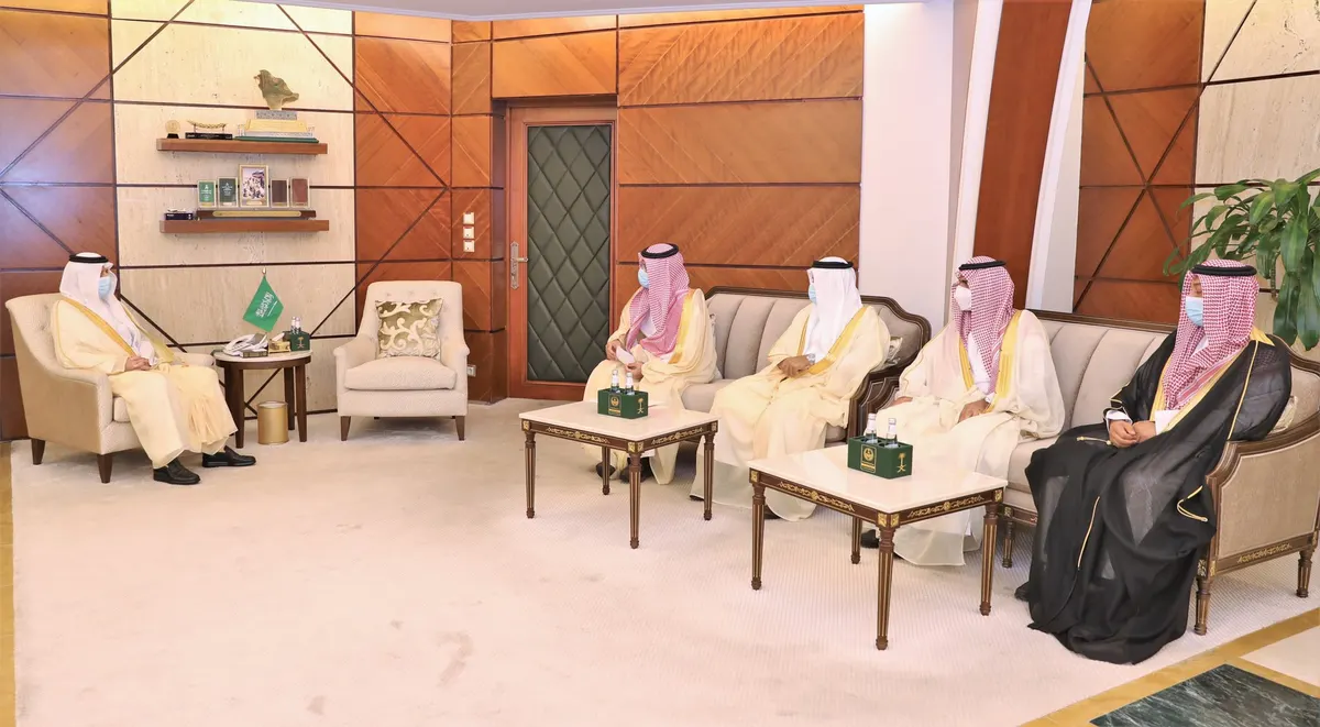 أمير الشرقية ونائبه يطلعان على التقنيات الحديثة لمؤسسة جسر الملك فهد