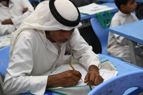 حضورياً أم إلكترونياً.. أسبوعان لحسم آلية تعليم الكبار في القطيف