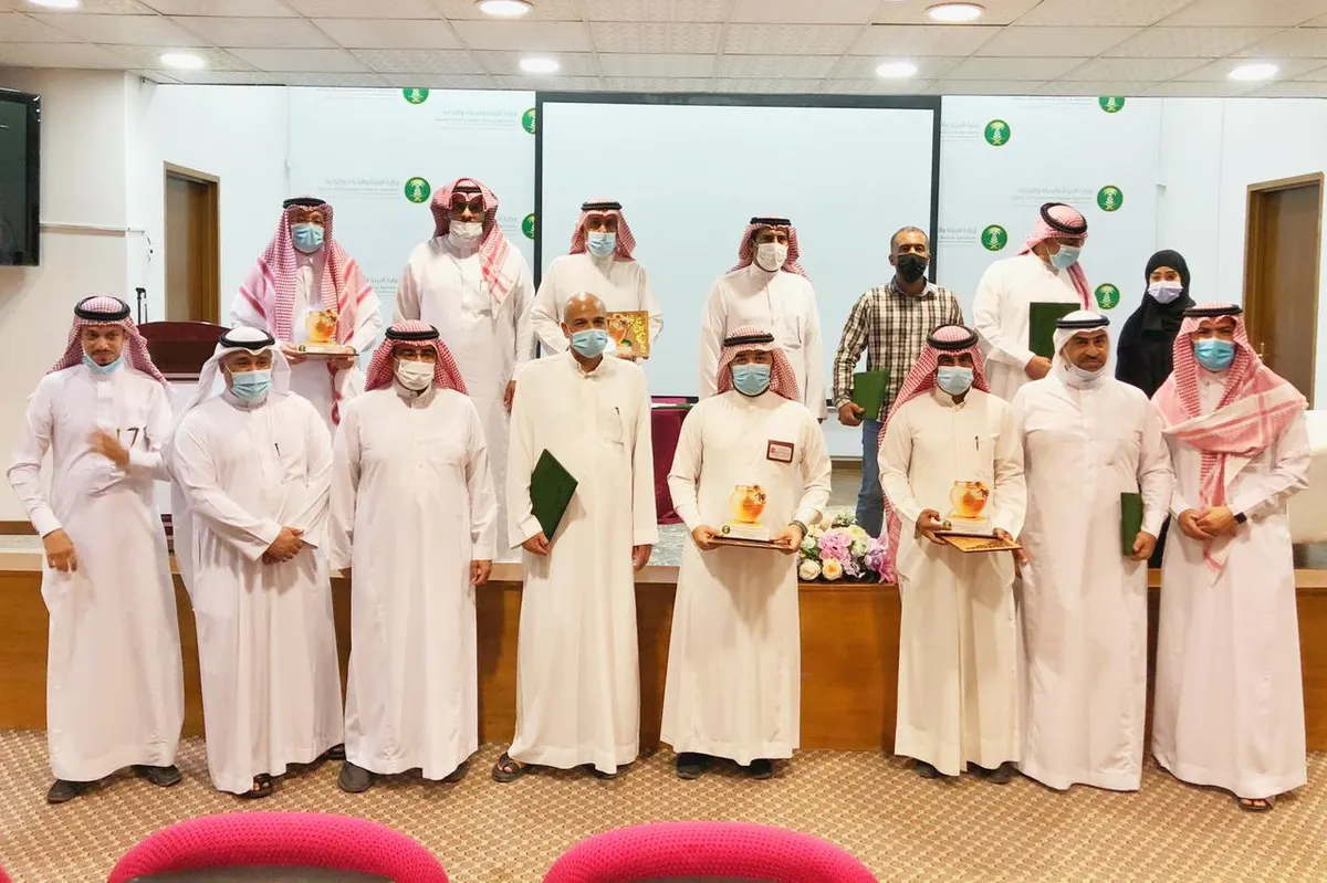 [صور] ضمن مهندسين ونحّالين.. المطيري يكرّم النحالة فاطمة الميلاد