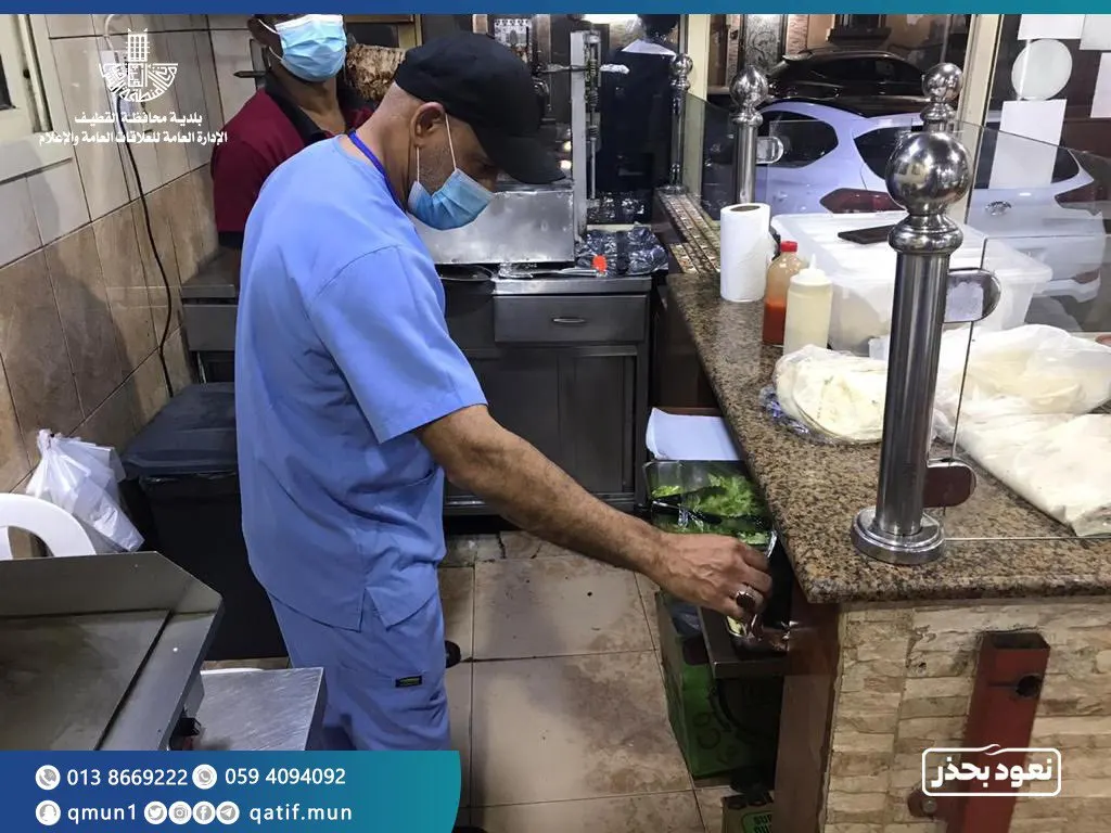 بلاغ يغلق صالون حلاقة وسط القطيف.. لا يرتدى عُماله الكمامة