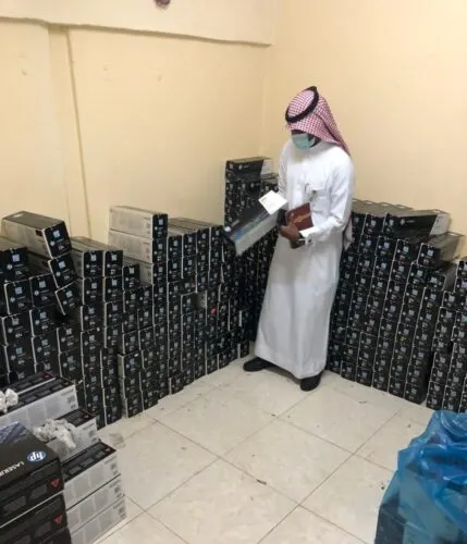 [الشرقية] وافدون يقلدون حبر طابعات.. بأسماء تجارية معروفة
