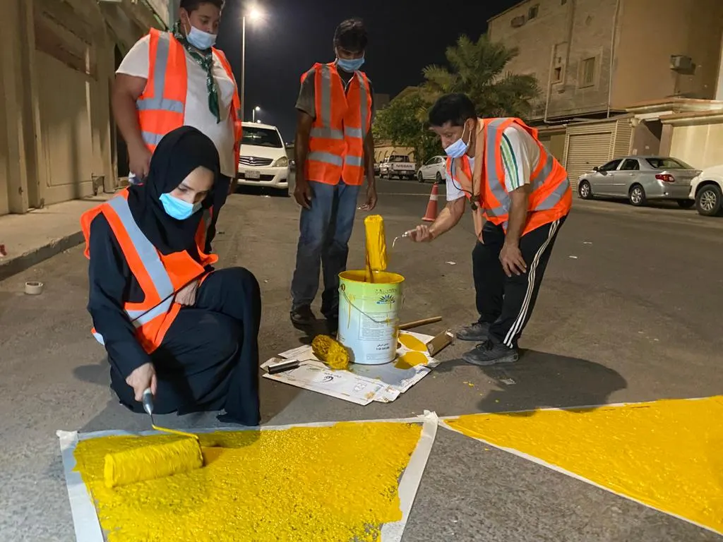 استعداداً للعام الدراسي.. 200 مُتطوع ومتطوعة يُزينون محيط مدارس القطيف