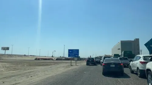[تحديث] شاحنة “مقلوبة” تغلق طريق الجبيل – الظهران.. وكوبري سيهات مُغلق