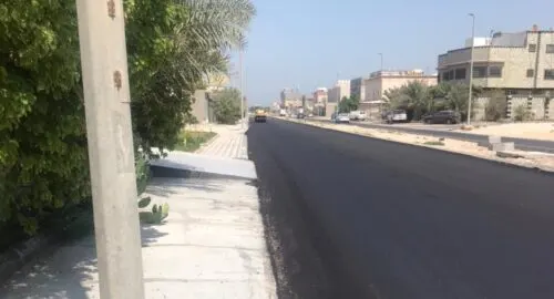 [القطيف] سفلتة شارع الحسن البصري.. «سيحة العياشي» تنتظر تغطية المصرف