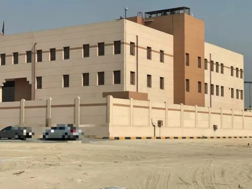 طريق رملي يصطاد السيارات أمام مدرسة سفانة في «شاطئ القطيف»