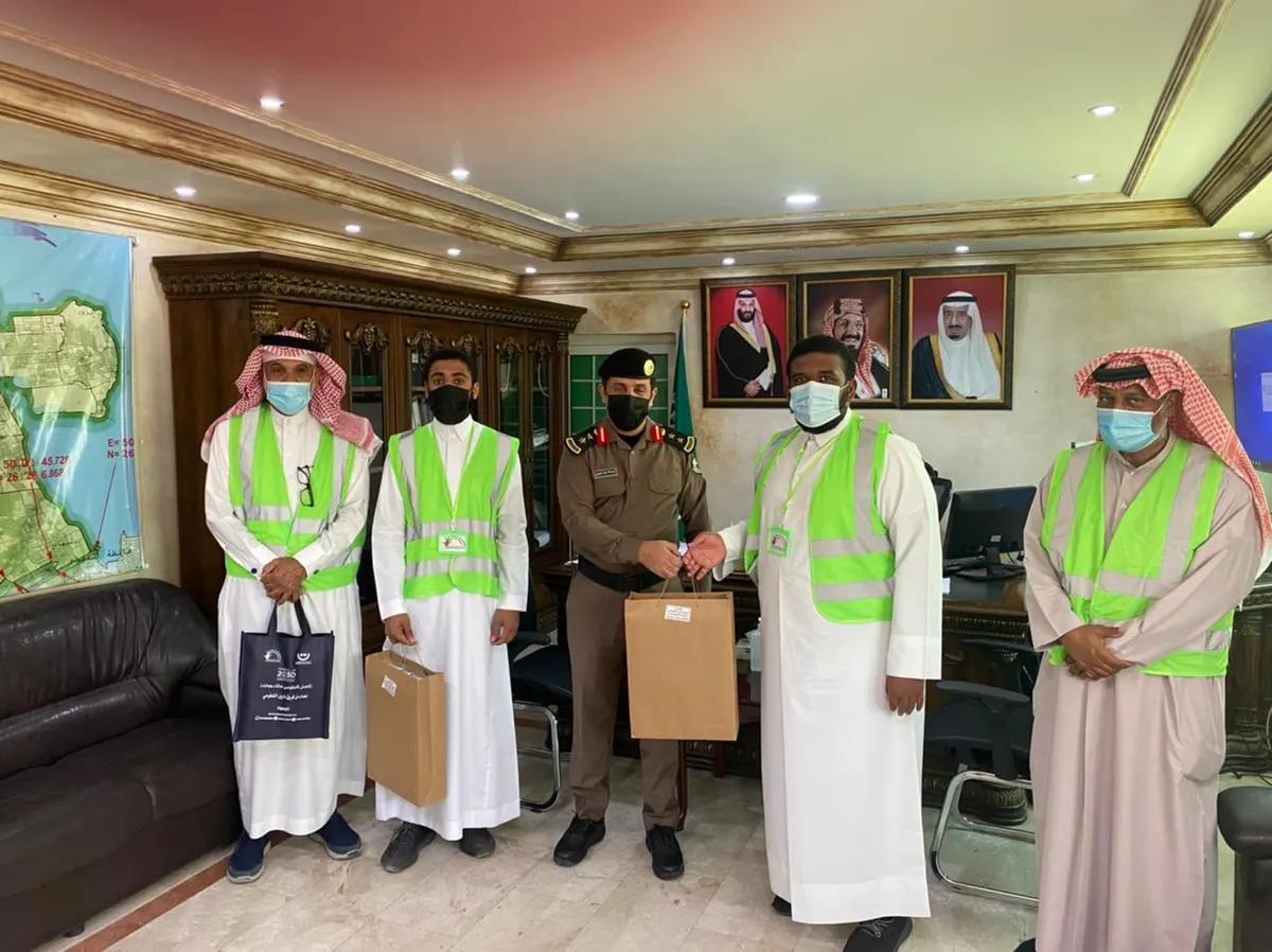 متطوعو دارين يُطلعون “مرور القطيف” على جديد “نعود بحذر”