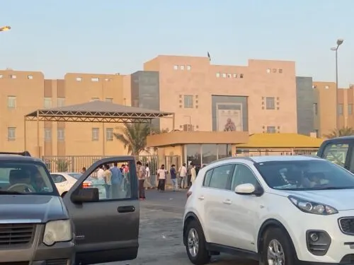 مستشفى الأمير محمد بن فهد لطوابير منتظري اللقاح: سحبوا منا «فايزر».. و«أكسفورد» يتوفر بعد أيام