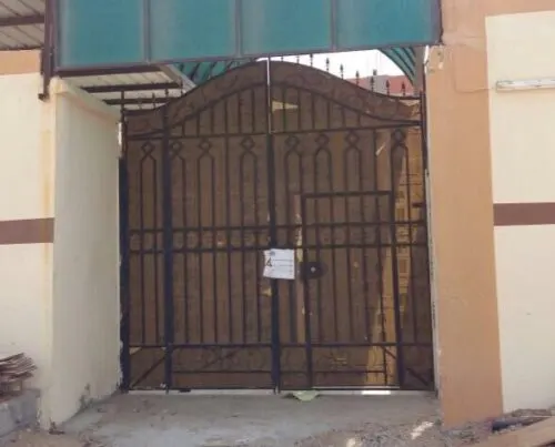 وافدون يزورون ماركات ملابس معروفة في قلب شقة سكنية