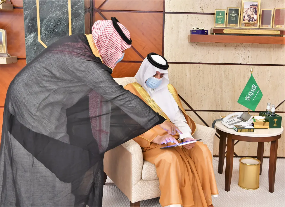 دشن “يوم أخضر لوطن أخضر”.. أمير الشرقية يزرع 100 شجرة عن بُعد