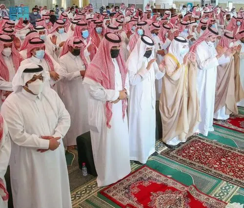 أمير الشرقية يؤدي صلاة الميت على والدة الأمير عبدالعزيز